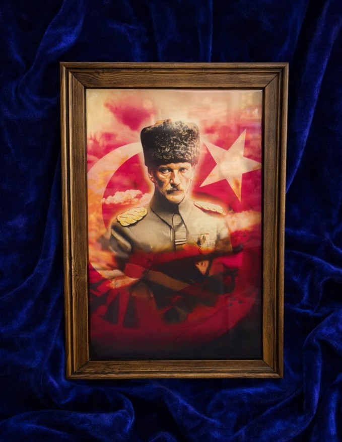 Atatürk Temalı Seramik Üzerine Ahşap Çerçeveli Dekoratif Tablo
