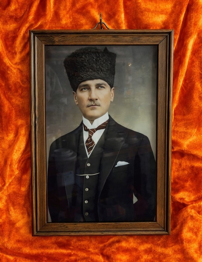 Atatürk Temalı Seramik Üzerine Ahşap Çerçeveli Dekoratif Tablo